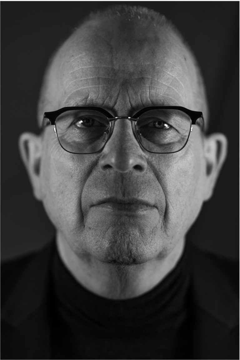 zwart-wit portret van man portretfotografie Justin van der Starre