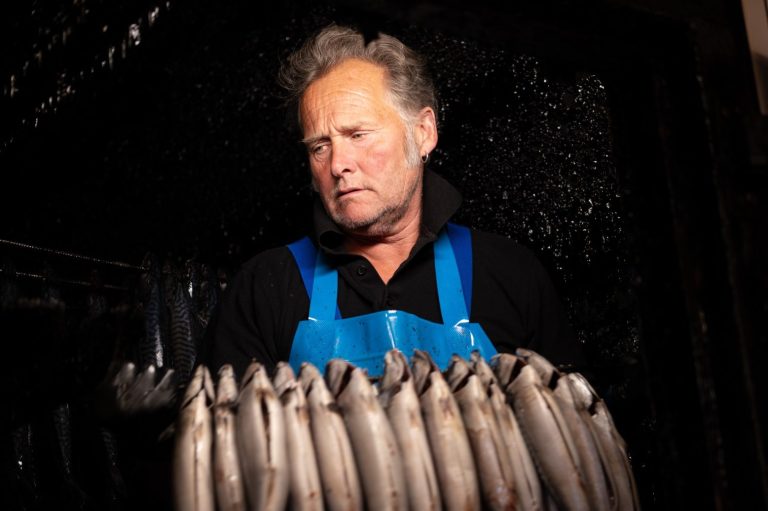 Ambacht bij visrokerij met makreel, reportagefotografie van der Starre Haarlem