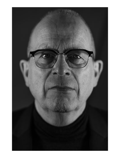Zwart-wit portret van man met bril, zakelijke portretfotografie