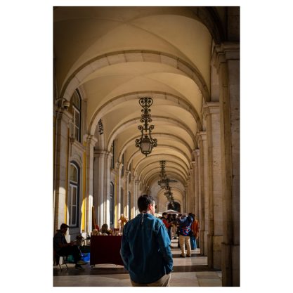 Perspectief van verlaten gang met bogen, architectuurfotografie